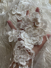 Dantela cu Model Floral, cu Flori 3D, Perle Sidefate si Paiete